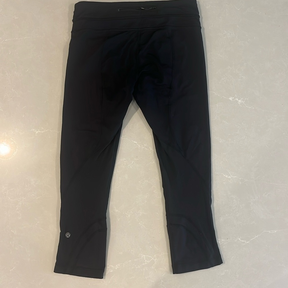 Lululemon black cropped tights, size 6.